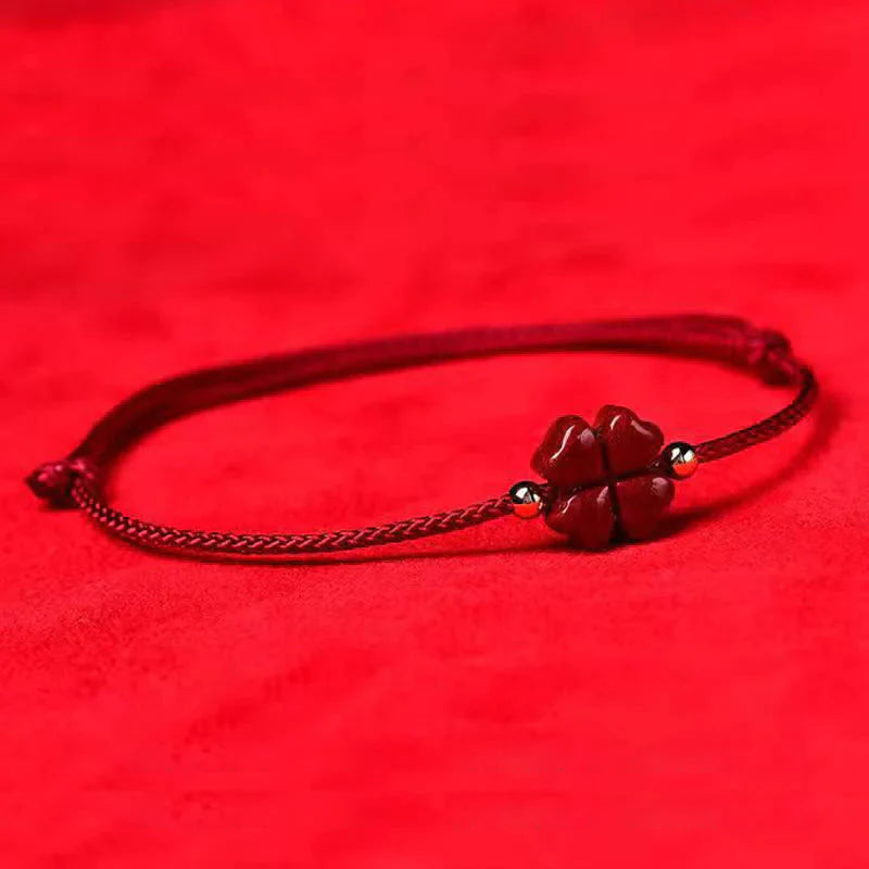 Grátis - Pulseira Trevo da Sorte em Cinábrio